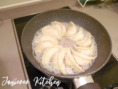 日本非常有特色的小吃猪肉韮黄馅冰花饺子