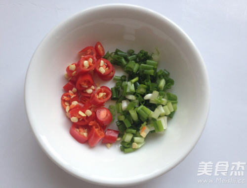 分享简单易做一道家常小菜：辣椒炒地皮菜