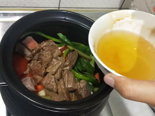 红烧牛肋条肉简单又美味，口感软烂非常下饭