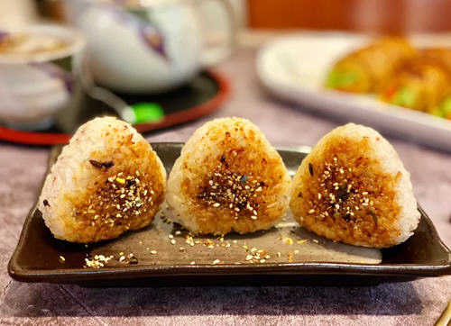 日本料理日式烤饭团超好吃，赶快来试看看