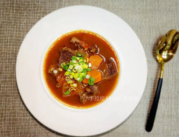 番茄牛肉汤的家常做法，味道特别鲜美，番茄汁非常入味