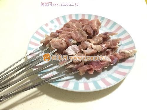 香甜鲜辣的烤羊肉串的做法（烤羊肉串的腌制方法）