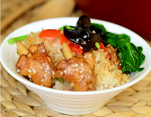 鸡肉煲仔饭(鸡肉煲仔饭的详细做法)